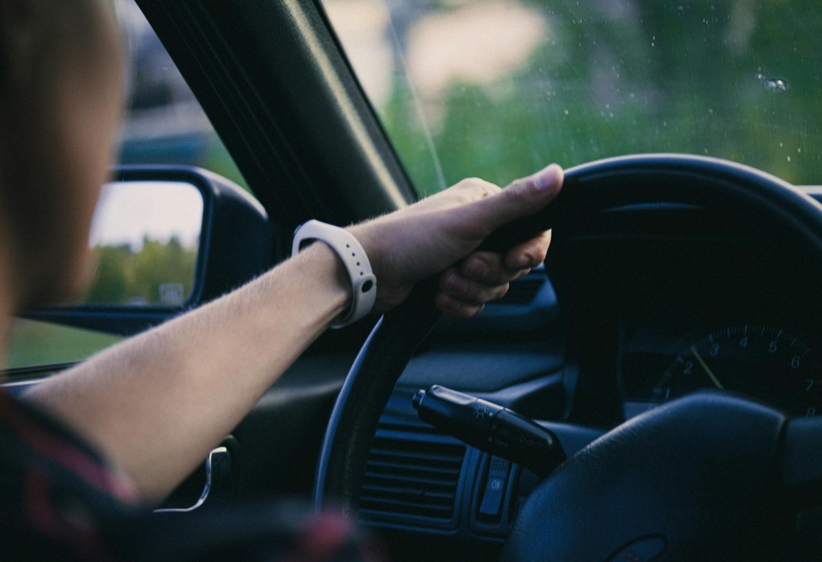 Driver using a clean in-car technology setup during an everyday drive